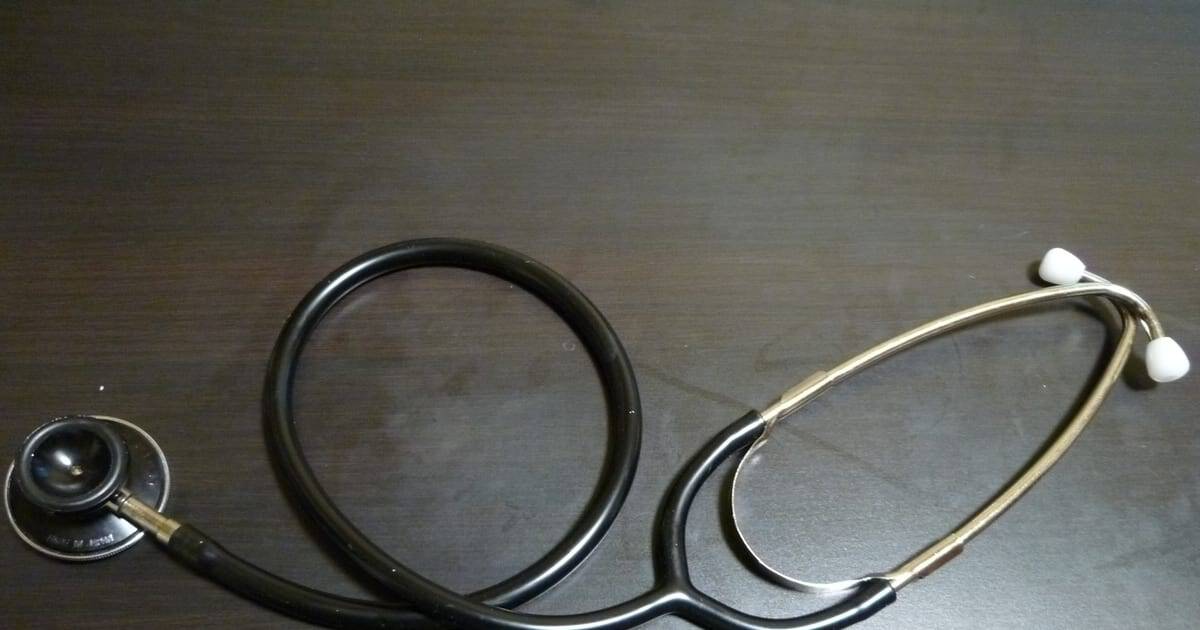 Stetoskop na drvenom stolu u medicinskoj ordinaciji