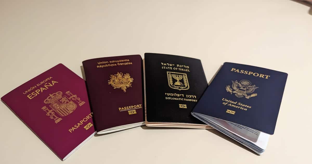 Četiri pasoša različitih država poređana na stolu Četiri pasoša različitih država poređana na stolu