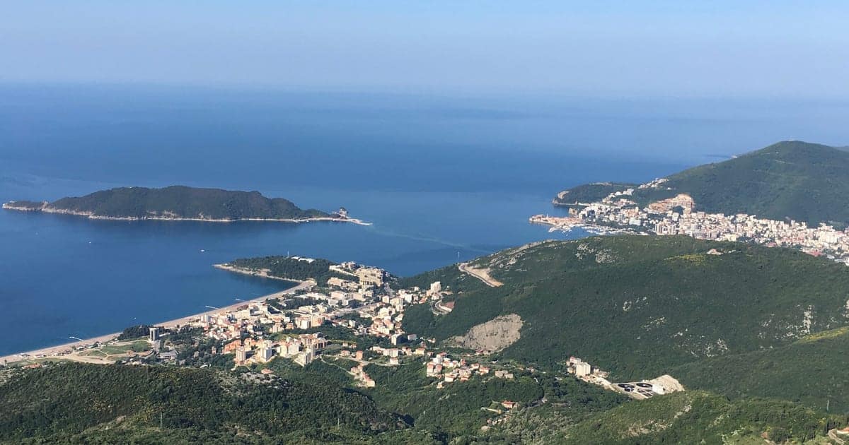 Budvanska rivijera i ostrvo Sveti Nikola viđeni sa brda iznad Budve